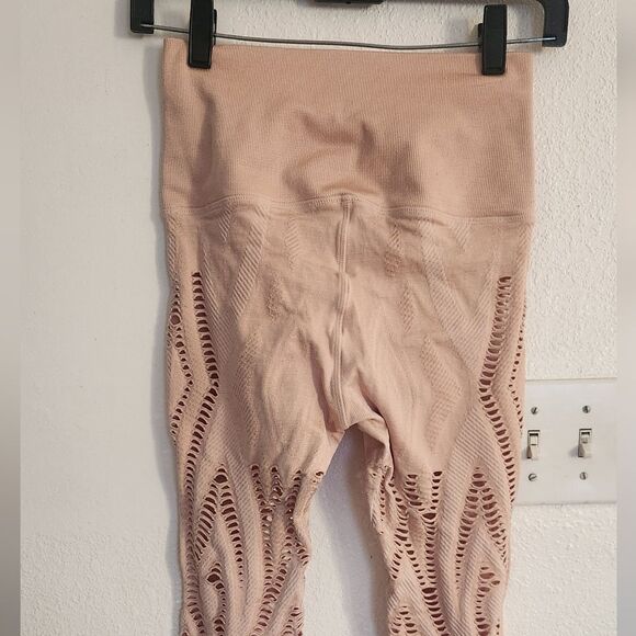 Avocado Serenity Shredded Leggings in Pale Pink Size Small - Picture 10 of 11